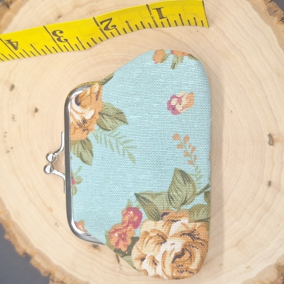 🌸 Floral Canvas Coin Purse – Vintage Kiss Lock Style - Picture 6 of 8